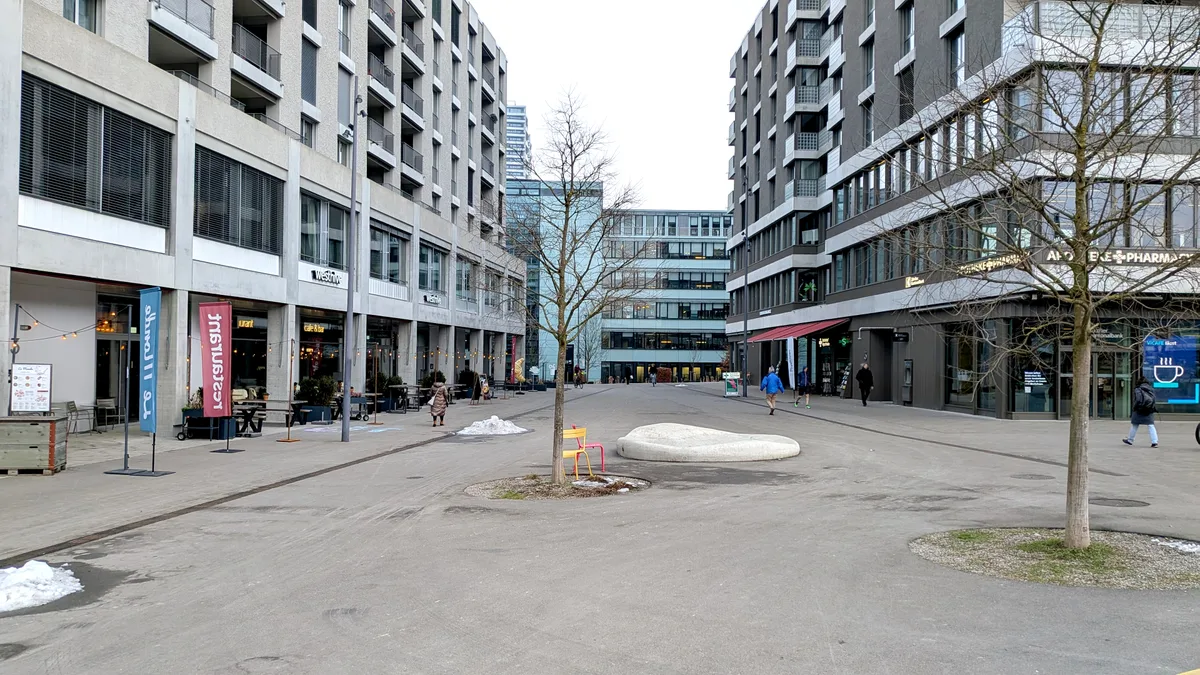 Eine Person erklärt etwas und nimmt dabei die Hände zu Hilfe.